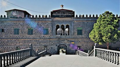 صورة لمقام عين الزَّمان في السّويداء.