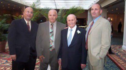 سعيد أبو شاهين مع أبنائه