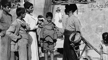 1بائع-الكعك-يتحادث-مع-بعض-الصبية-في-أحد-شوارع-بيروت-في-العام-1900(1)