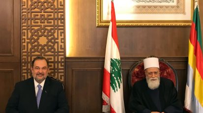 سماحة شيخ عقل طائفة الموحدين الدروز الشيخ نعيم حسن مستقبلاً في دار الطائفة في بيروت السفير البرازيلي في لبنان باولو كورديرو دي اندريه.