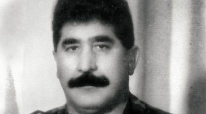 مرتديا وشاح وسام بطل الجمهورية