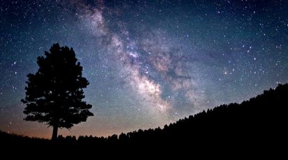 في هذه المساحة من الكون مئات المجرات ومليارات الكواكب وكلها تسير بحركة منتظمة منذ فجر الكون