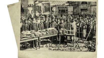 المواطنون وبعض رجال الدين يحتفلون في البترون سنة 1916 بوصول شحنات القمح من التجار الحلبيين