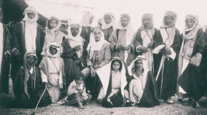 صورة لمشايخ قبيلة عنزة في منتصف القرن الماضي