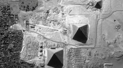 الأهرامات الثلاث كما تبدو من الفضاء - صورة بواسطة الاقمار الصناعية