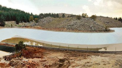 البحير ة تأخذ شكللها مع تثبيت الغشاء العازل