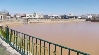 بركة الحدّاد في ملح وقد امتلات حديثاً بمياه وادي راجل العكرة