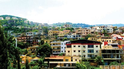 بلدة عرمون وتبدو تلال المونسة في أعلى الصورة إلى اليسار