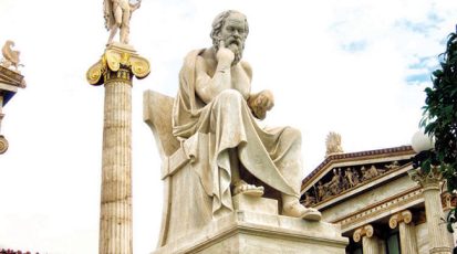 تمثال سقراط أمام مبنى الأكاديمية الوطنية في أثينا