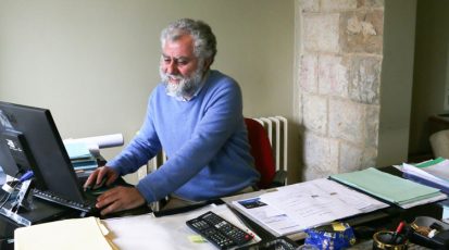 جورج-عربيد-رئيس-بلدية-المعاصر-على-مكنبه-في-البلدية