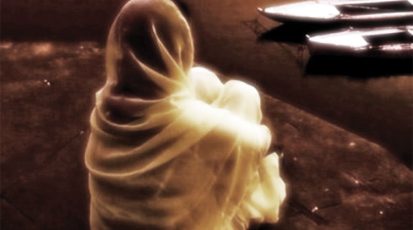 مات والدها وترك لها مهنة نقل الناس بالقارب لتأمين العيش