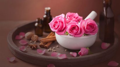 منتجات الورد الدمشقي مكون أساسي من طب الأعشاب والأروماثرابي